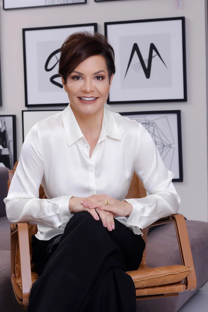 Dra. Nara Brito sorrindo em seu consultório